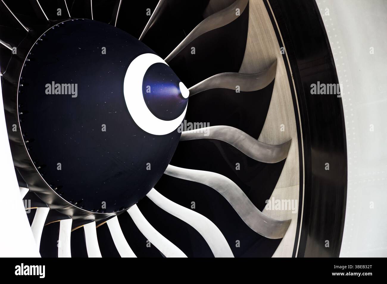 Moteurs d'avion et les pales de la turbine sur l'aile d'un avion de ligne moderne. Banque D'Images
