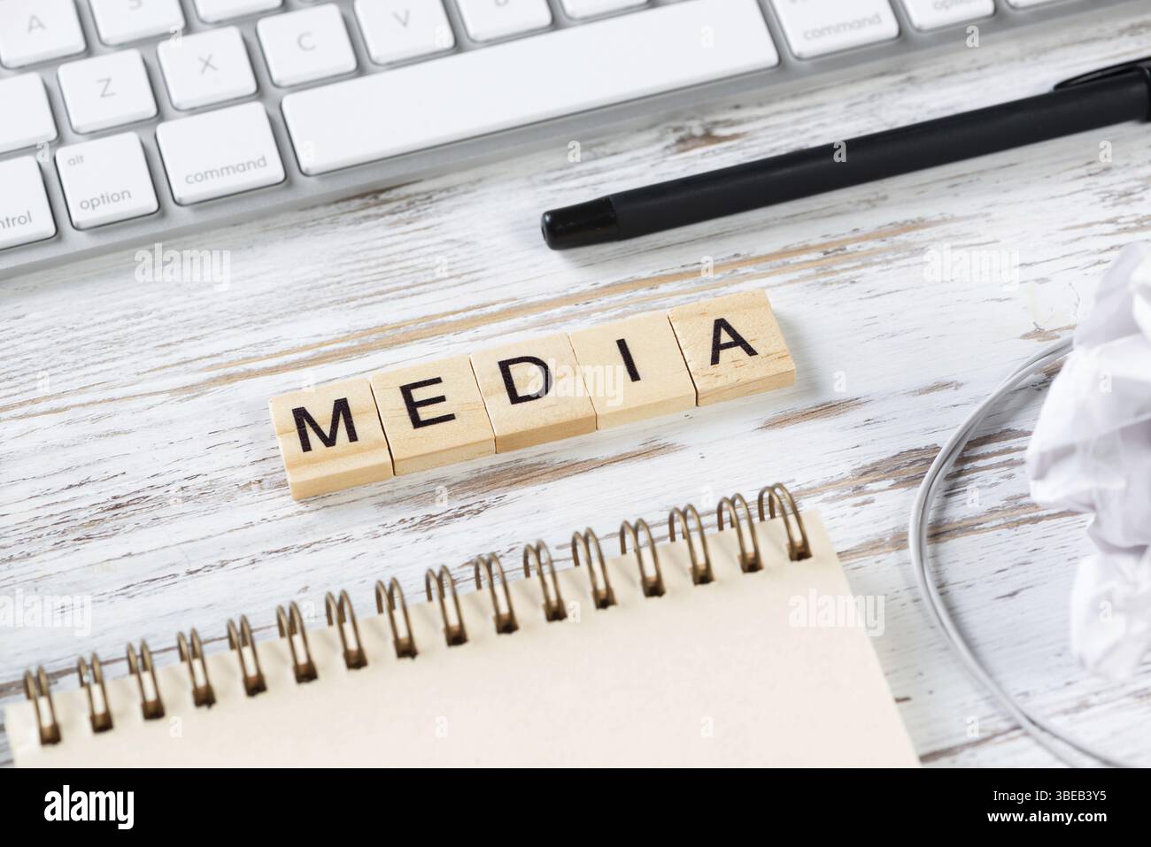 Concept de médias sociaux avec des lettres sur des cubes. Bureau en bois vintage plat avec clavier d'ordinateur, stylo et cahier en spirale. Connexion en ligne et commun Banque D'Images
