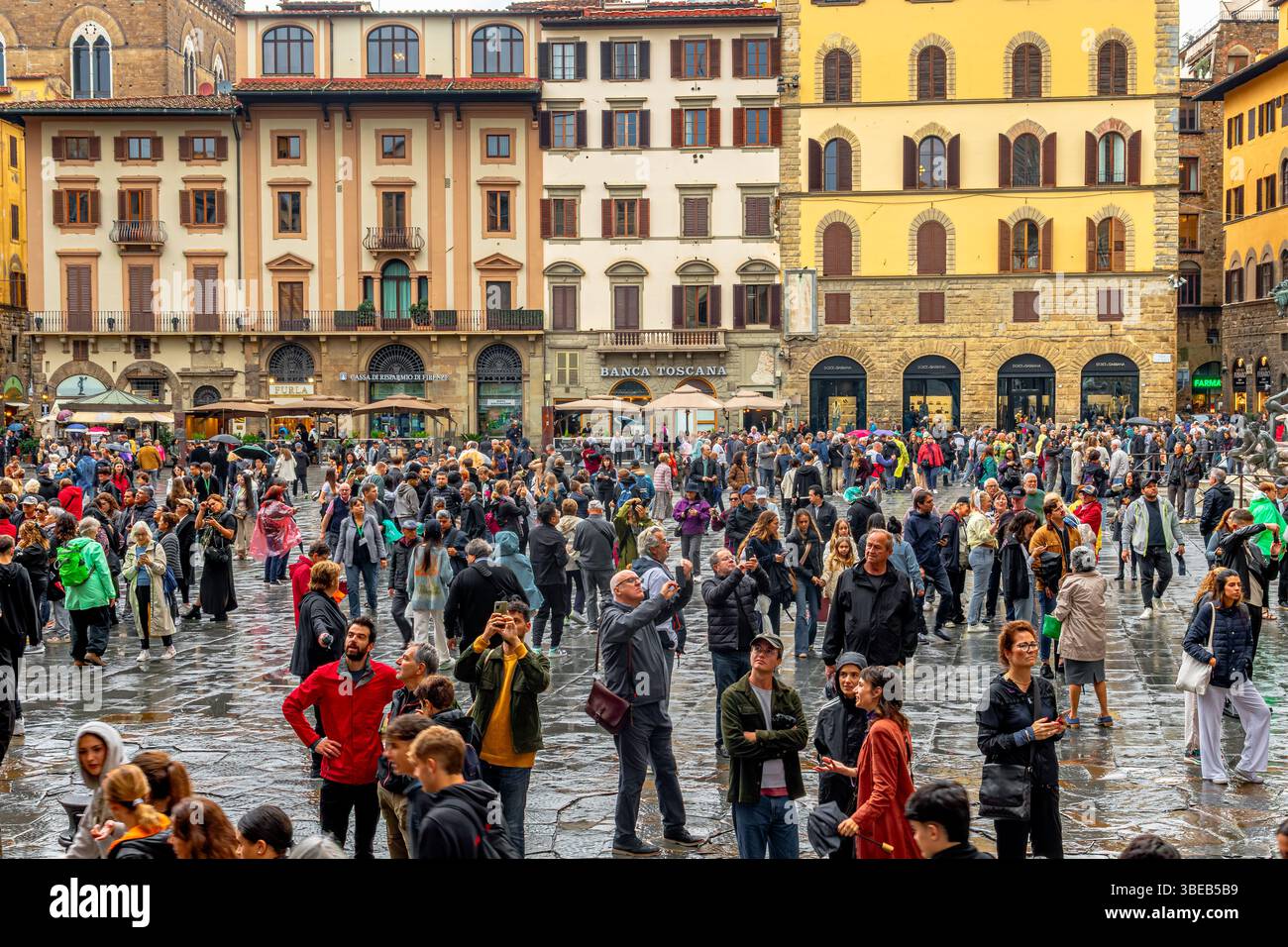 Les gens sur la Piazza della Signoria une place populaire et célèbre à Florence par un jour humide, Florence, Italie Banque D'Images