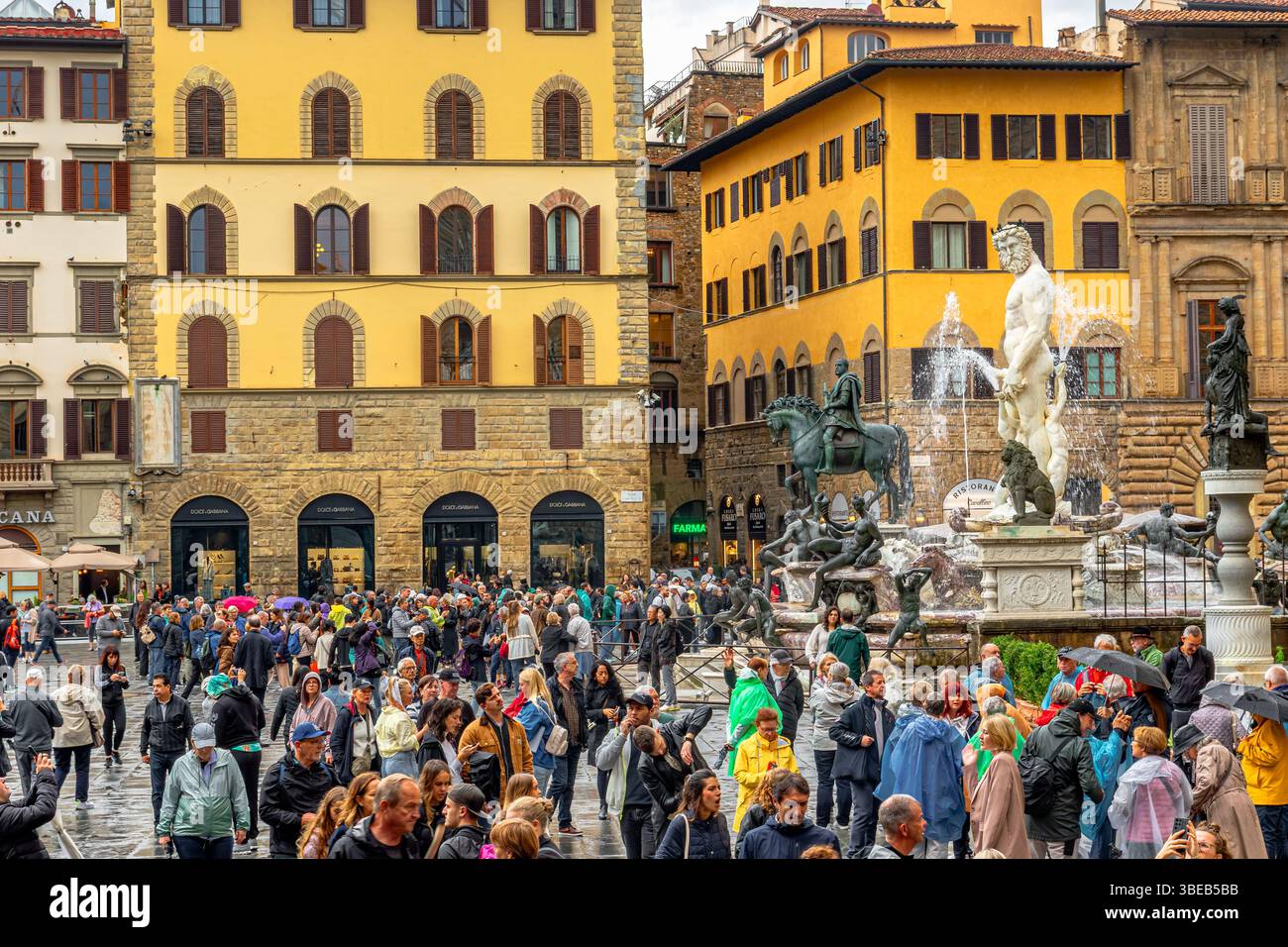 Foules de gens regardant la fontaine de Neptune sur la Piazza della Signoria à Florence, Italie Banque D'Images