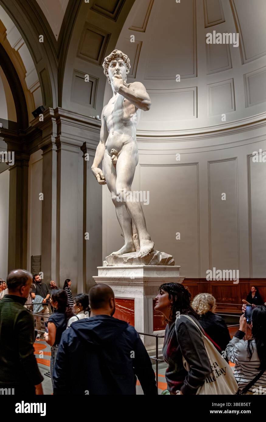 Foules de gens regardant le David de Michel-Ange, une sculpture en marbre exposée à la Galleria dell’Accademia di Firenze, Florence, Italie Banque D'Images