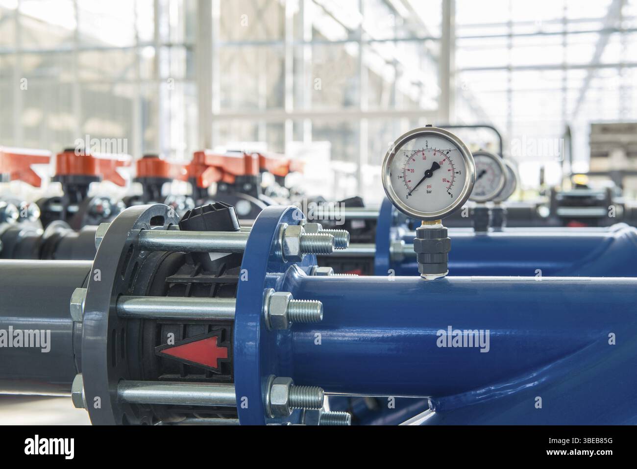 Rangée de tuyaux en plastique avec capteurs de pression d'eau Banque D'Images