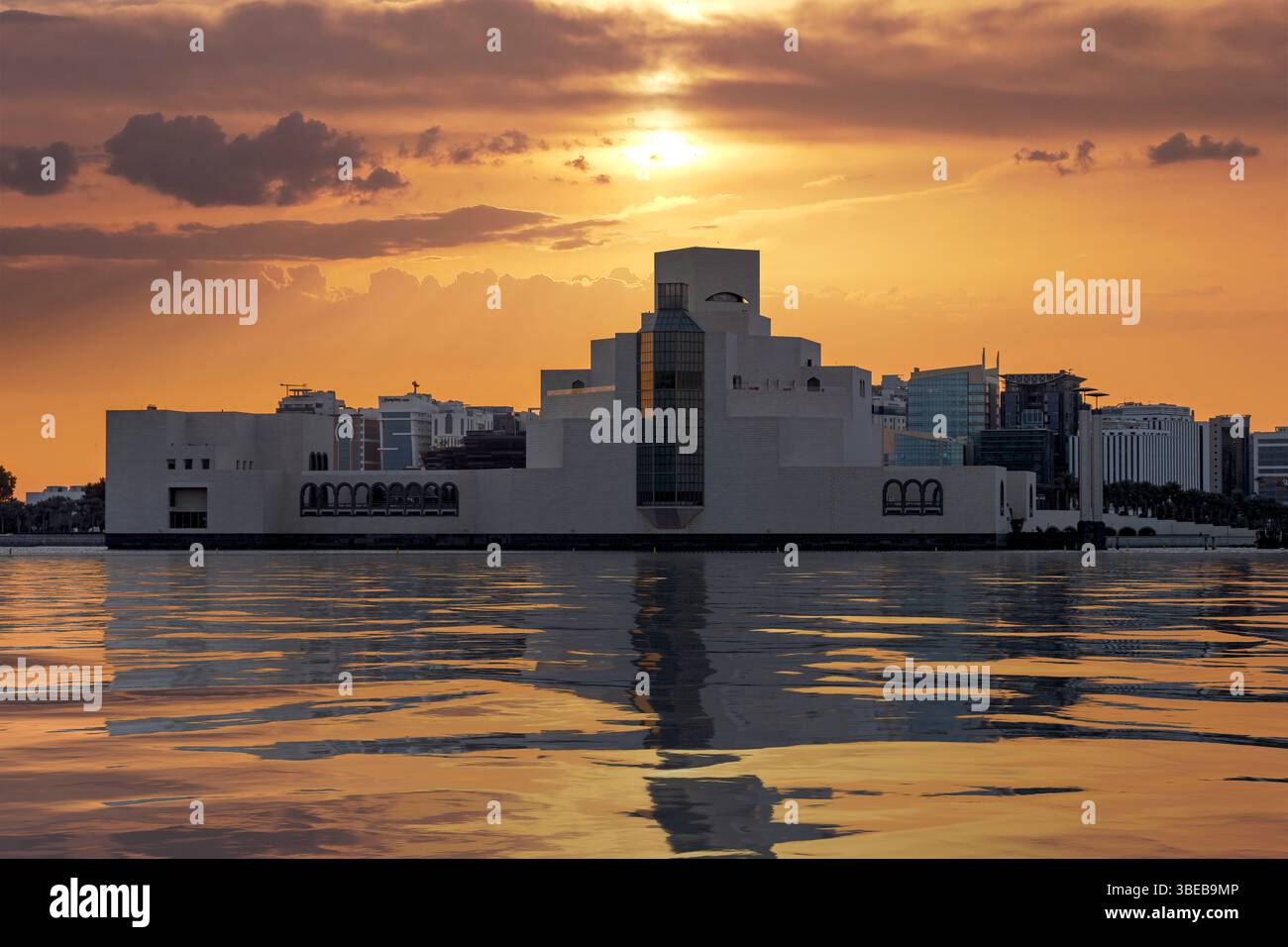 Front de mer du parc de Doha et Musée d'Art islamique pendant le coucher du soleil lever, Qatar. Banque D'Images
