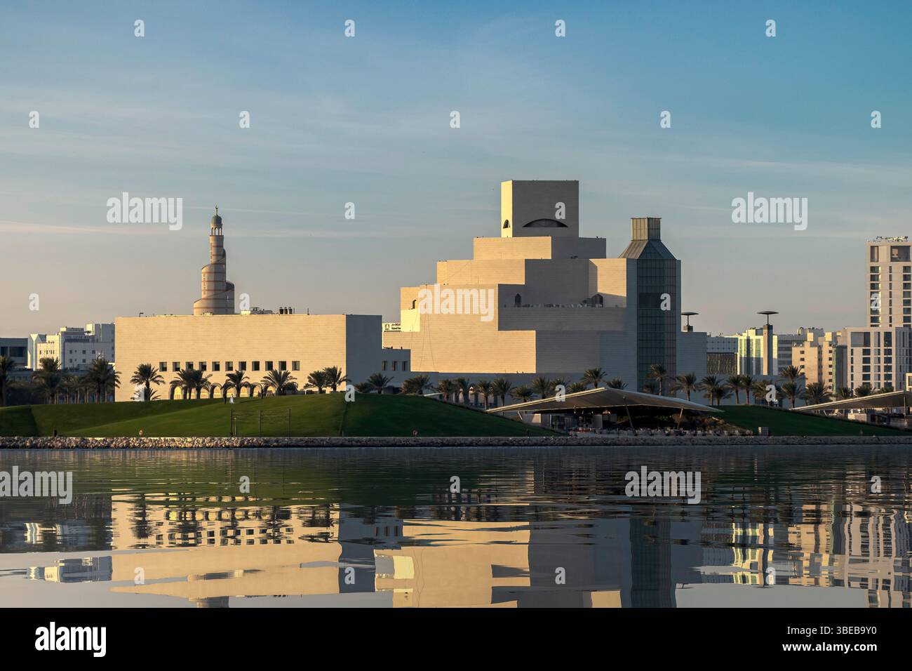 Front de mer du parc de Doha et Musée d'Art islamique pendant le coucher du soleil lever, Qatar. Banque D'Images