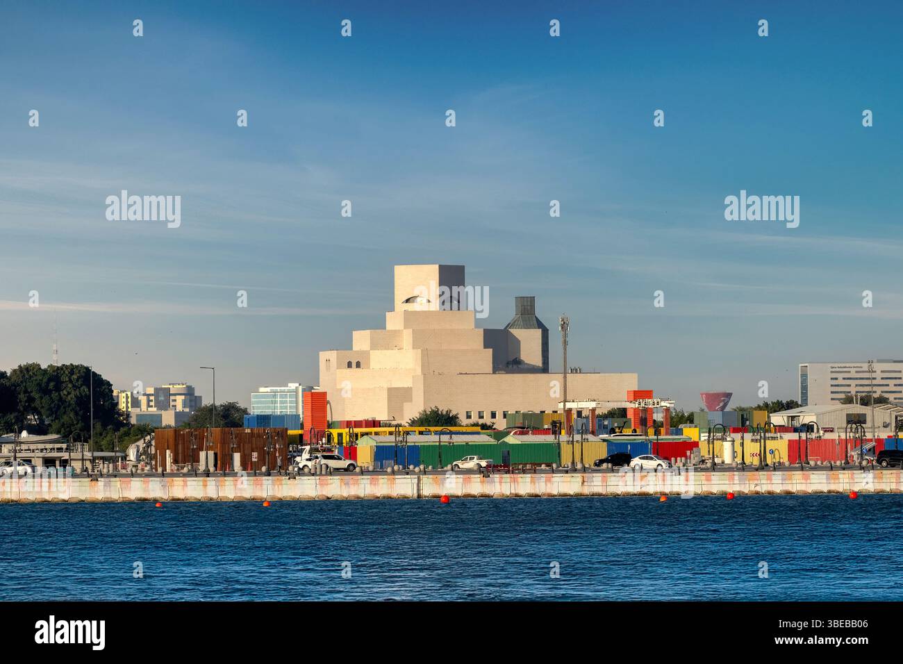 Front de mer du parc de Doha et Musée d'Art islamique pendant le coucher du soleil lever, Qatar. Banque D'Images