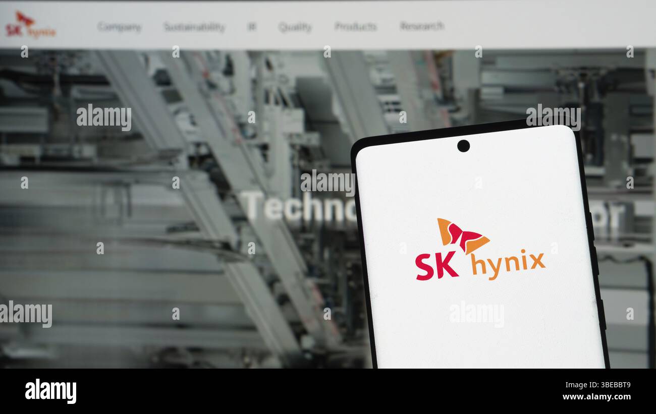 Image SK hynix incluant le logo de l'entreprise sur fond de machines industrielles Banque D'Images