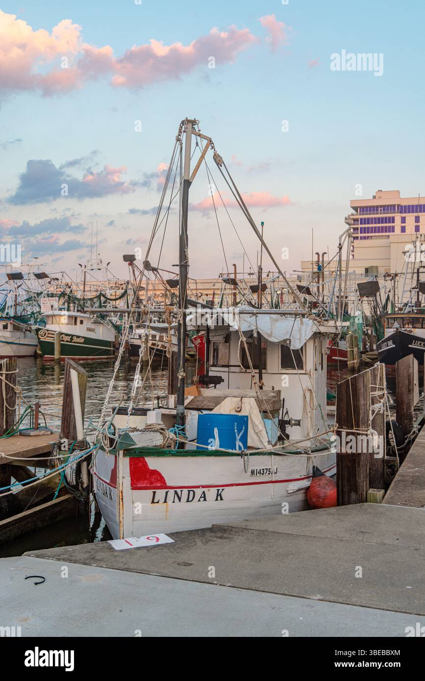Bateau de pêche commerciale Linda K au quai du port commercial de Biloxi, Mississippi, États-Unis Banque D'Images