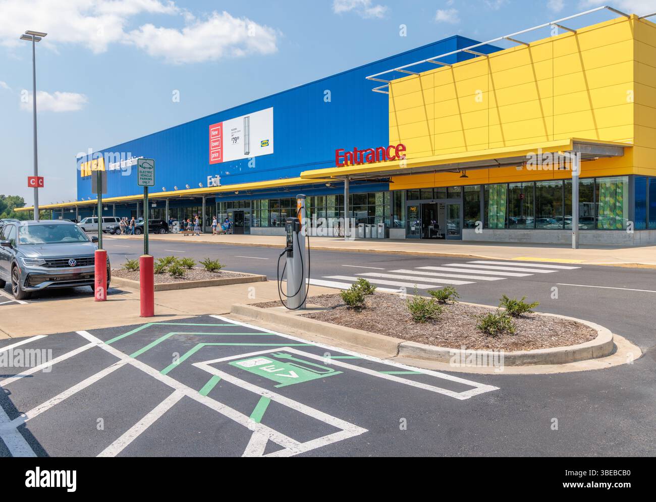 Place de parking pour véhicules électriques (VE) et stationis de recharge dans le parking du magasin IKEA à Memphis, Tennessee Banque D'Images