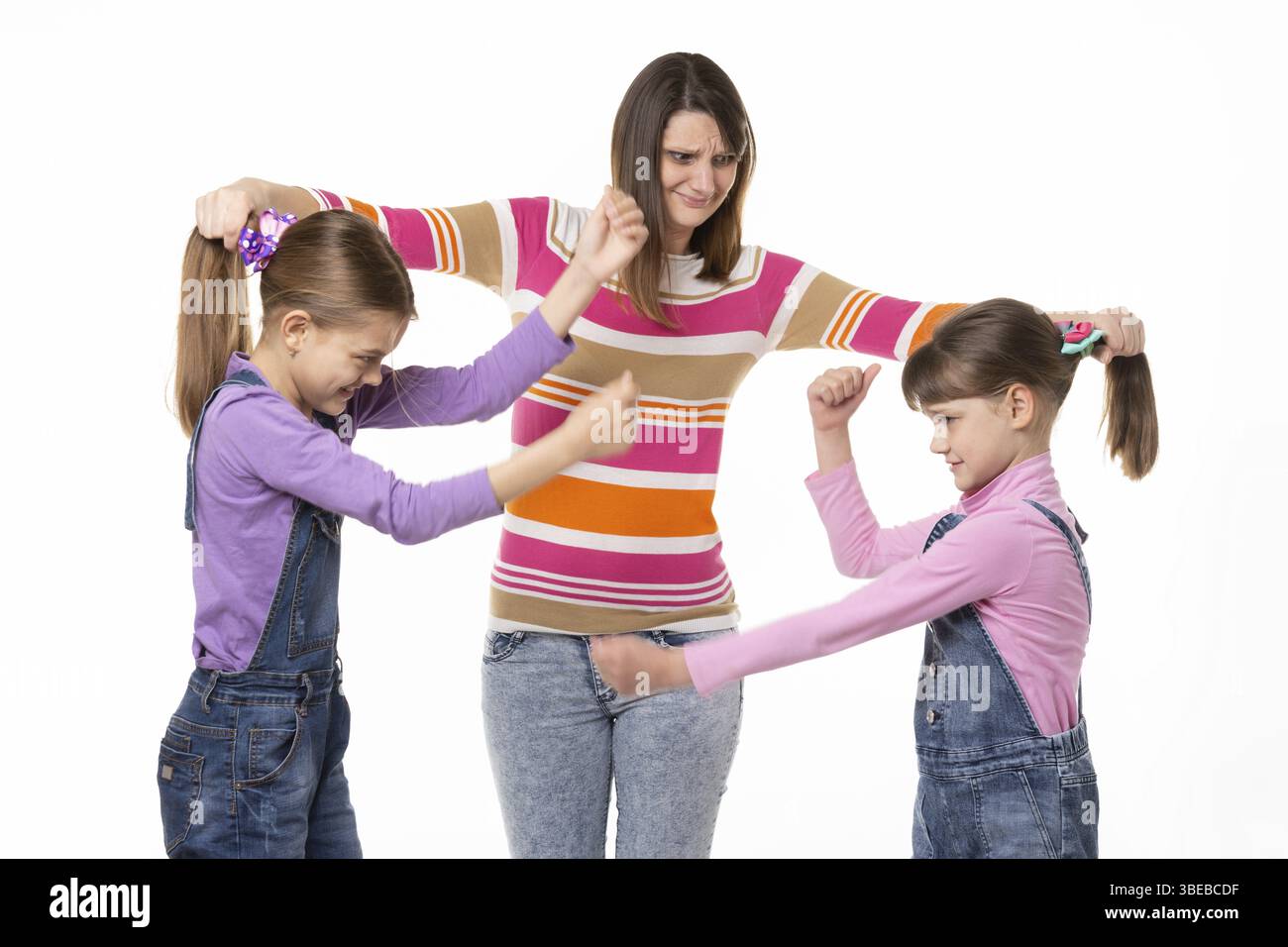 Maman et séparer les deux filles de combat Banque D'Images