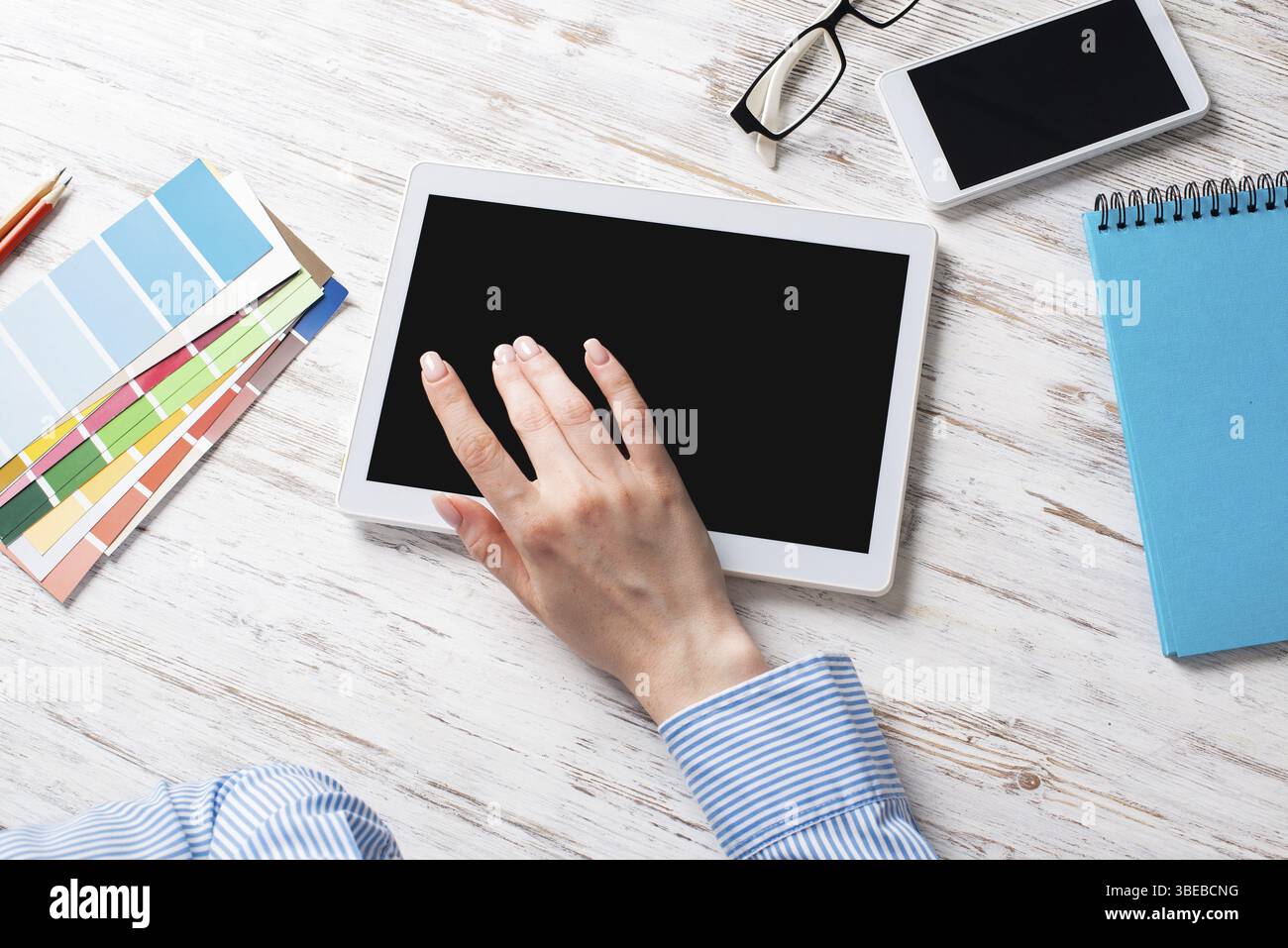 Femme d'affaires assise à un bureau avec ordinateur tablette. Les appareils intelligents mobiles dans les processus d'entreprise. Occupation des entreprises et innovation. Siège social w Banque D'Images