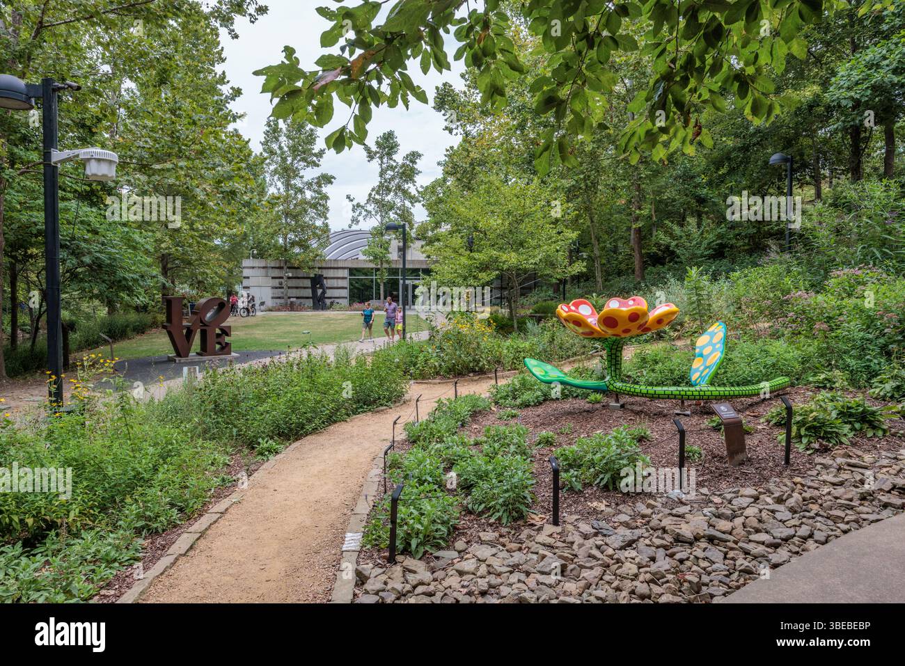 Famille marchant devant des œuvres d'art devant le Crystal Bridges Museum of American Art à Bentonville, Arkansas, États-Unis Banque D'Images