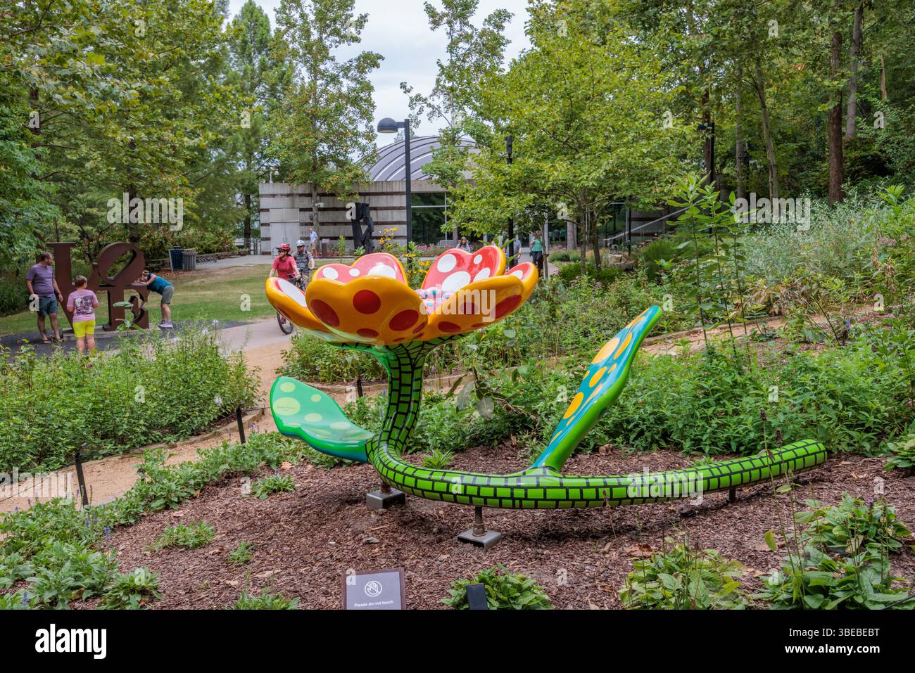 Les invités qui interagissent avec des œuvres d'art devant le Crystal Bridges Museum of American Art à Bentonville, Arkansas, États-Unis Banque D'Images