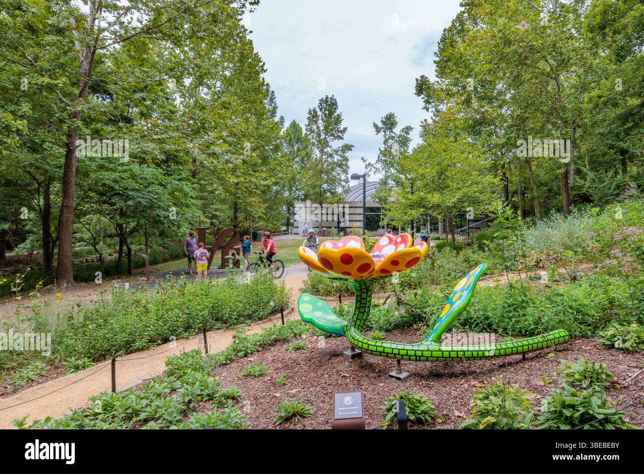 Les invités qui interagissent avec des œuvres d'art devant le Crystal Bridges Museum of American Art à Bentonville, Arkansas, États-Unis Banque D'Images