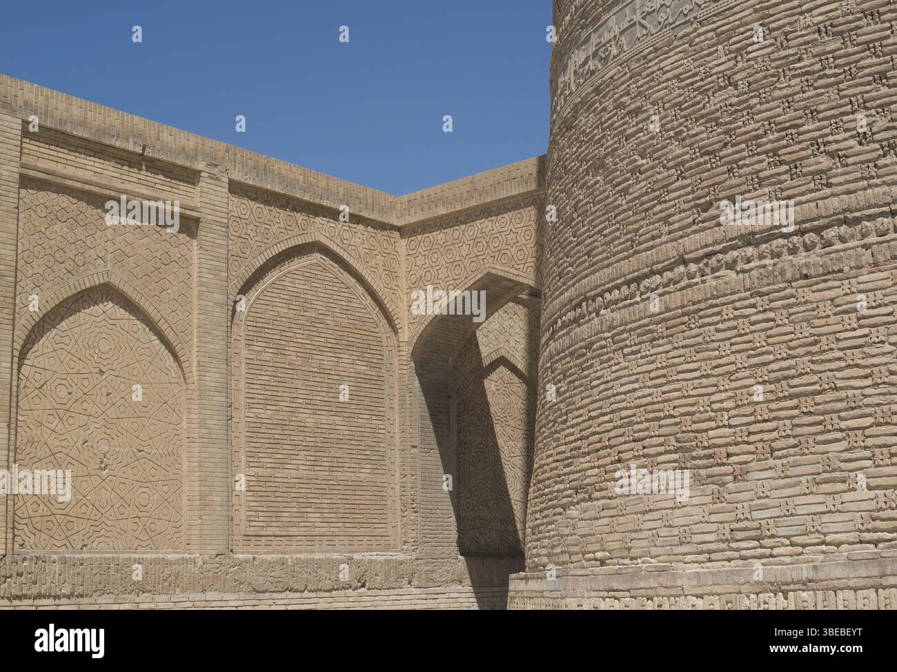 Ancien bâtiment avec arche et passage. Les bâtiments anciens de l'Asie médiévale. Boukhara, Ouzbékistan, Boukhara, Ouzbékistan, Asie Banque D'Images