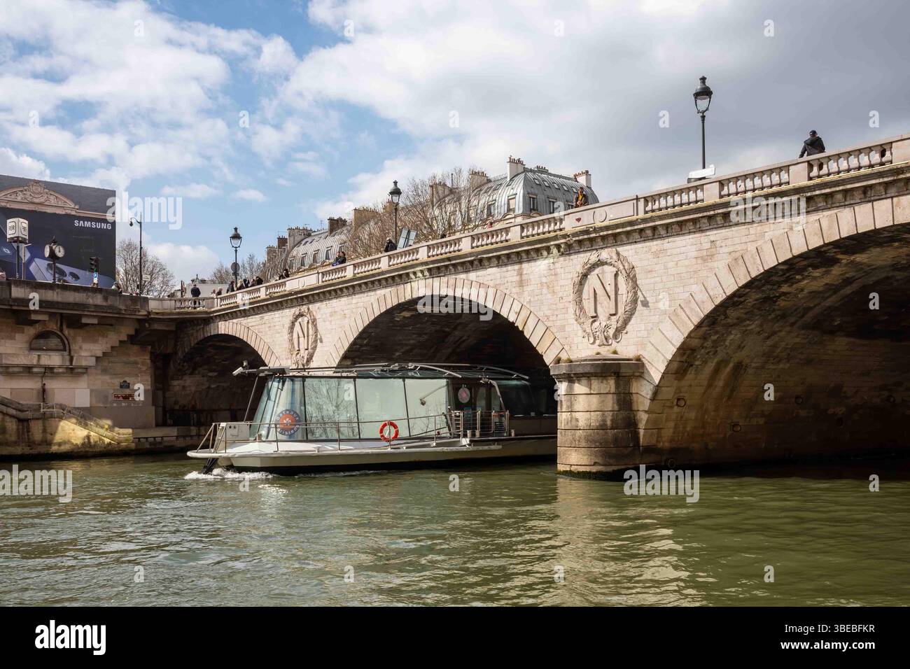 Le cristal II, un bateau de croisière fluviale exploité par bateaux Parisiens Cruises, navigant le long de la Seine sous le pont Saint-Michel à Paris, France Banque D'Images