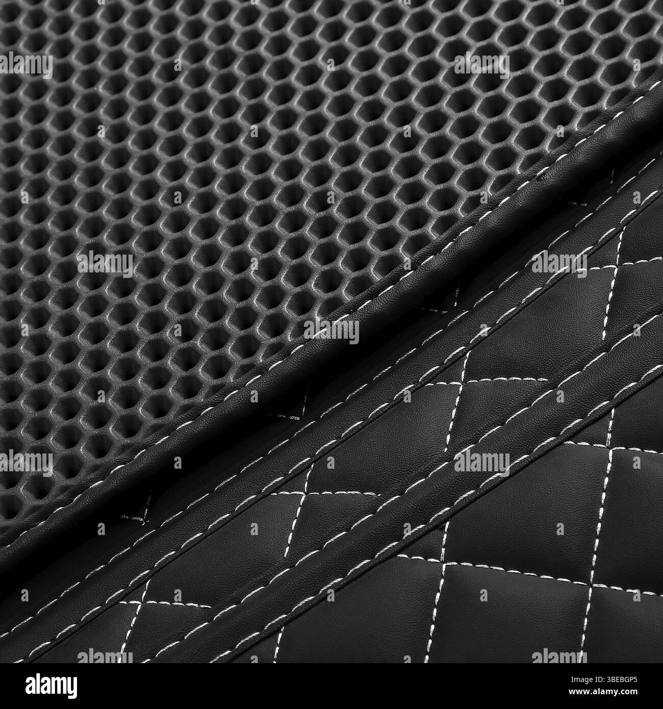 Texture d'arrière-plan en cuir noir avec motif et couture carrés, macro Banque D'Images