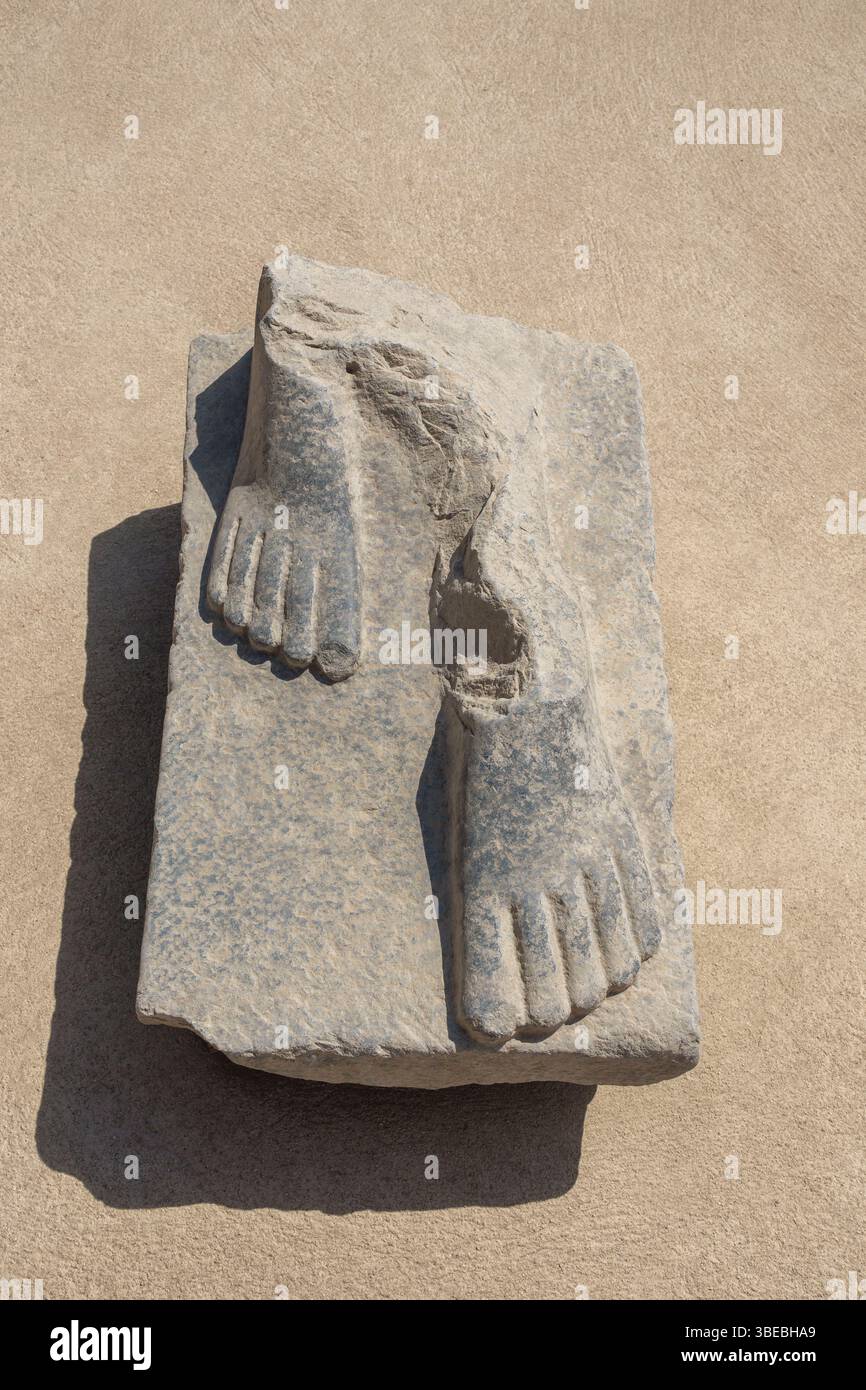 Gros plan de statues brisées et de travaux de secours sur des blocs au temple de Denderah, près de Qena, en Égypte Banque D'Images