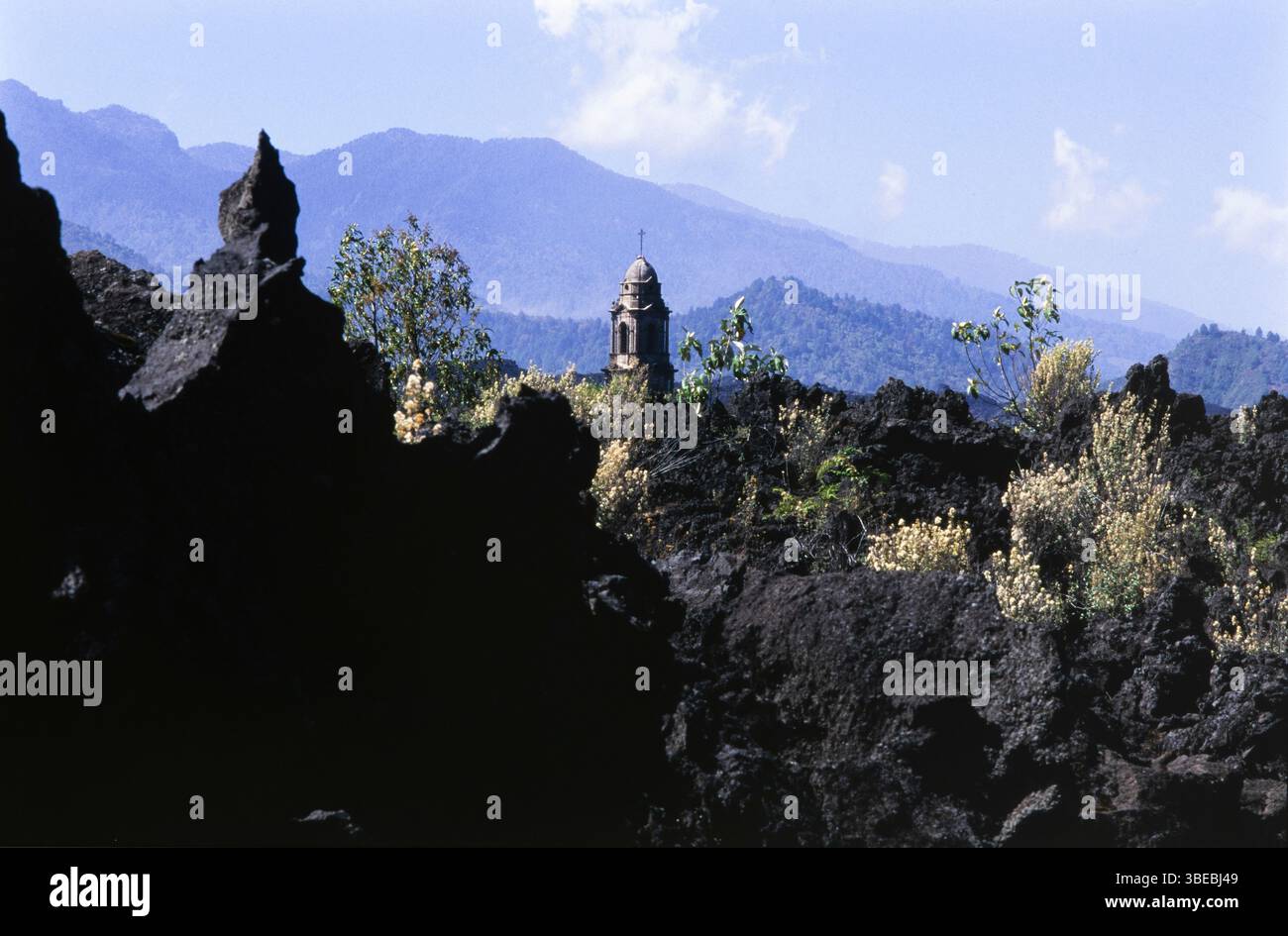 L'église en ruine s'engloutit dans un champ de lave, à San Juan Parangaricutiro, dans l'État du Michoacan, au Mexique Banque D'Images