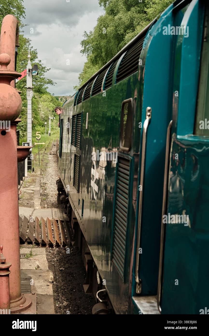À la gare de Goathland, sur le North York Moors Railway, un train diesel et un chauffeur attendent à la gare les passagers pour embarquer Banque D'Images
