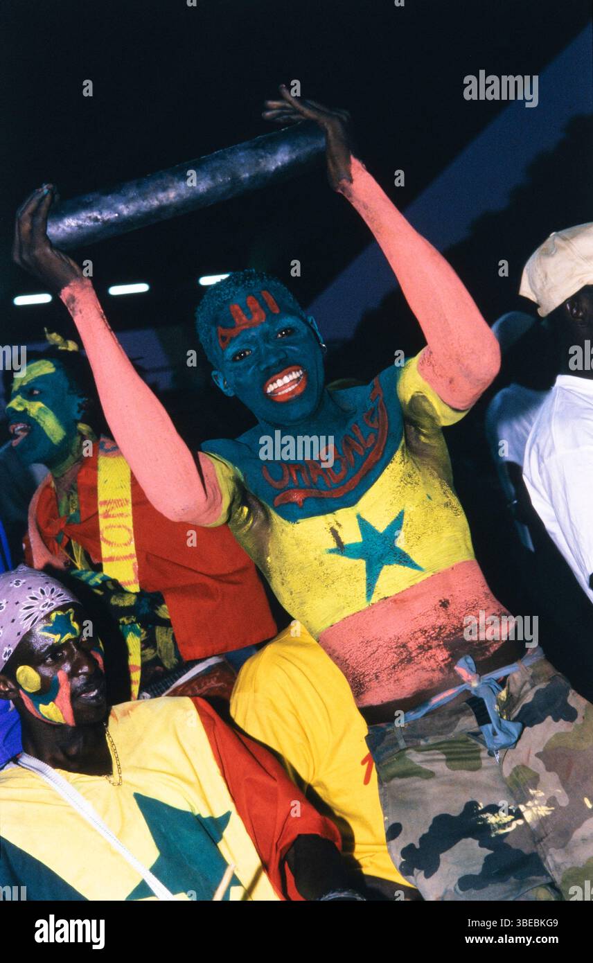 Peint un fan de football sénégalais avec un hochet lors d'un match de football Sénégal - Zambie 'Coupe d'Afrique des Nations' (AFCON) à Bamako, Mali Banque D'Images