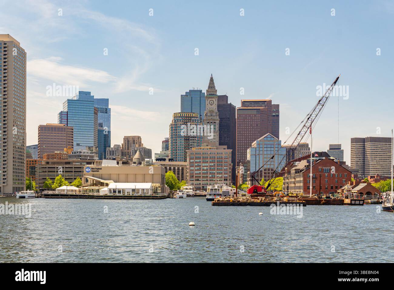Boston, ma, US-13 mai 2025 : Boston skyline vue depuis le port de Boston. Banque D'Images