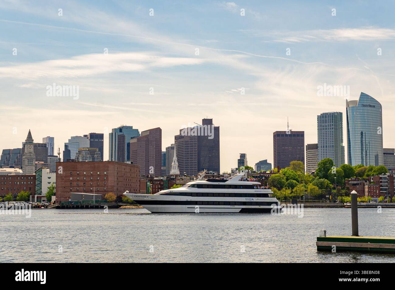 Boston, ma, US-13 mai 2025 : Boston skyline vue depuis le port de Boston. Banque D'Images