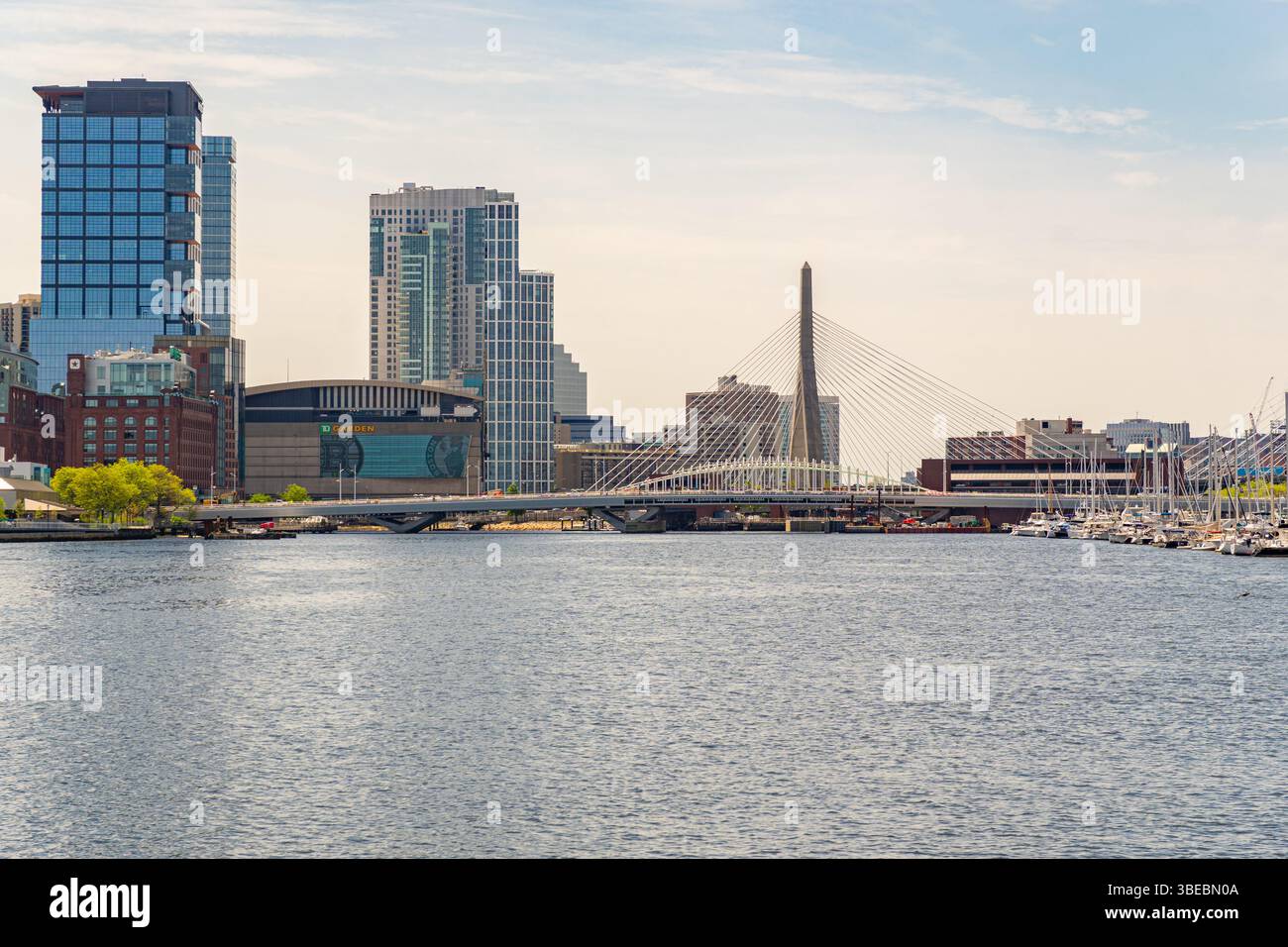 Boston, ma, US-13 mai 2025 : Boston skyline vue depuis le port de Boston. Banque D'Images