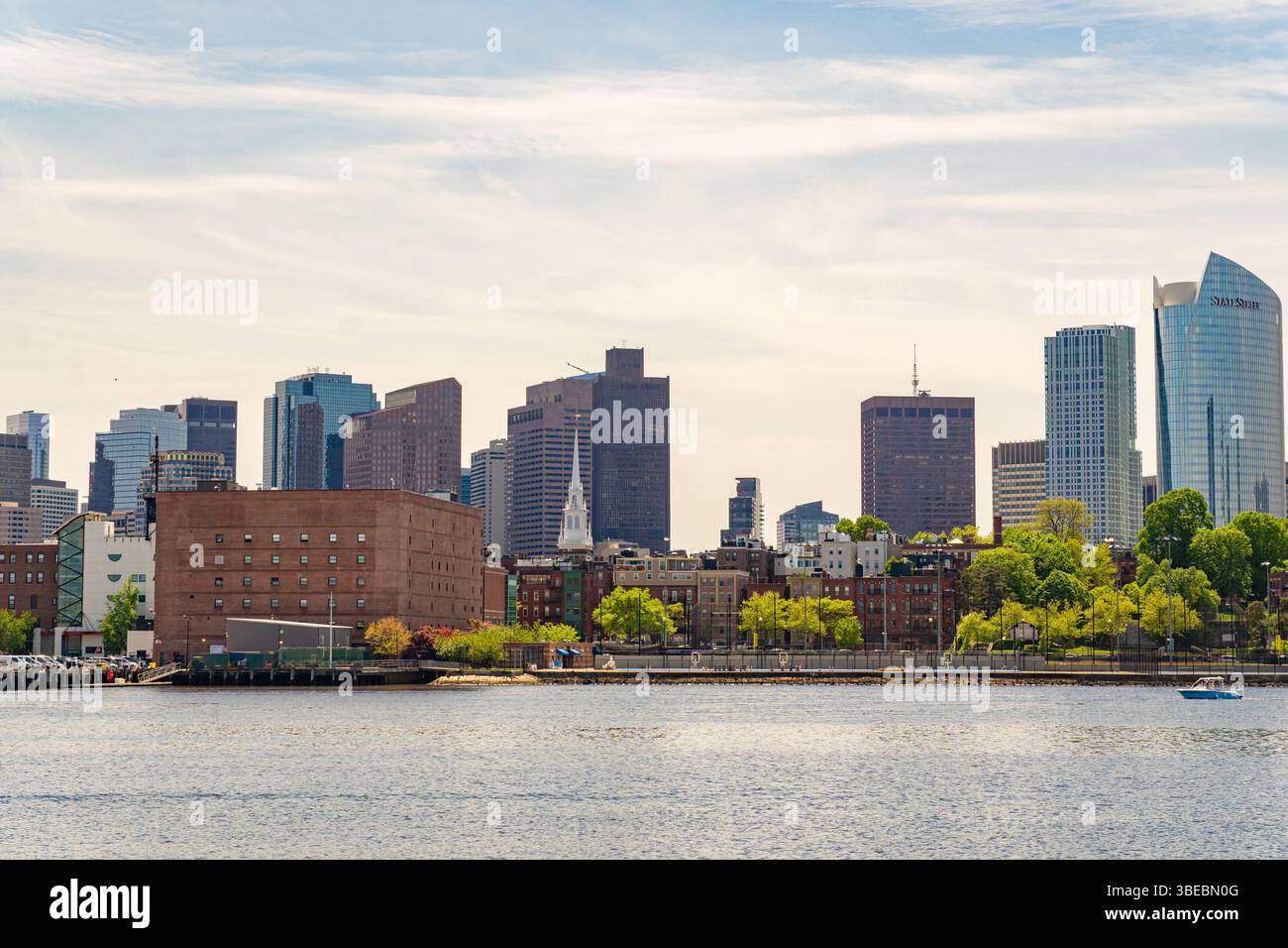 Boston, ma, US-13 mai 2025 : Boston skyline vue depuis le port de Boston. Banque D'Images