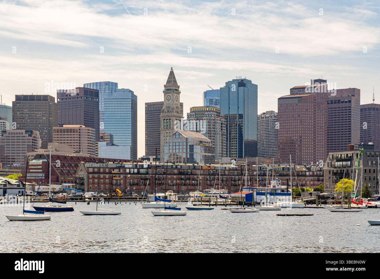 Boston, ma, US-13 mai 2025 : Boston skyline vue depuis le port de Boston. Banque D'Images