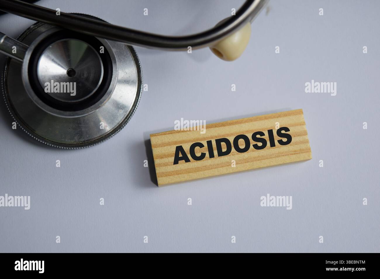 Concept de symbole d'acidose. Bloc en bois avec les mots acidose. stéthoscope et produits pharmaceutiques Banque D'Images