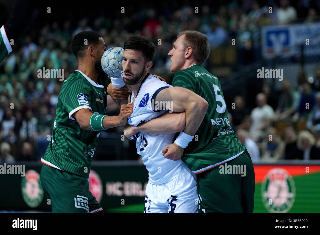Wetzlar, Allemagne. 28 mai 2025. Wetzlar, Allemagne, 28 mai 2025 : Tim Suton ( 23 Lemgo ) Rasmus Meyer Ejlersen ( 5 Wetzlar ) Philipp Ahouansou ( 19 Wetzlar ) lors du match Daikin Handball-Bundesliga entre HSG Wetzlar et TBV Lemgo au Buderus Arena Wetzlar. (Julia Kneissl/SPP) crédit : SPP Sport Press photo. /Alamy Live News Banque D'Images