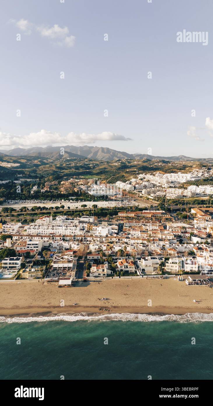 Superbe image aérienne d'une plage de sable et d'un cadre urbain animé à la Cala de Mijas, Espagne. Banque D'Images