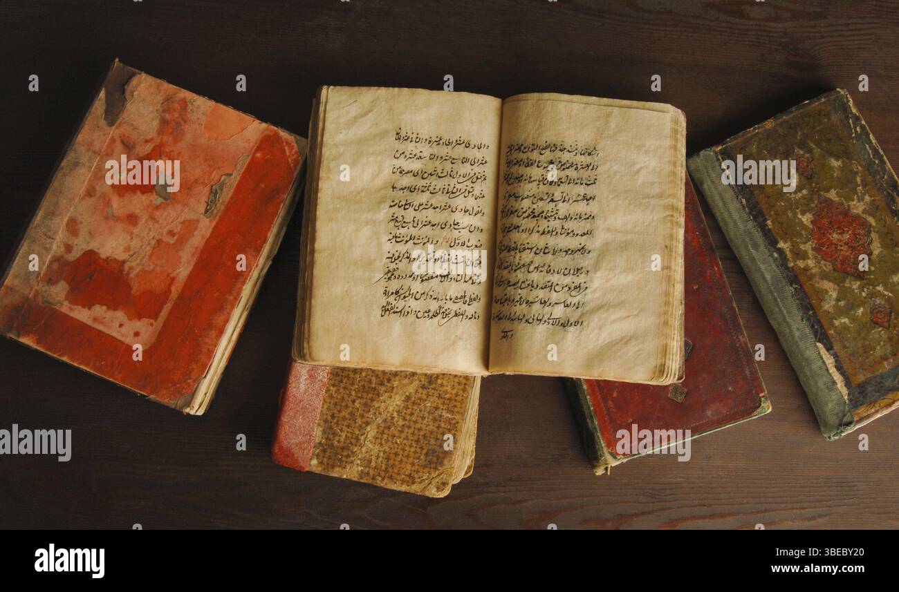 Pile de livres anciens ouverts en arabe. Anciens manuscrits et textes arabes. Vue de dessus Banque D'Images