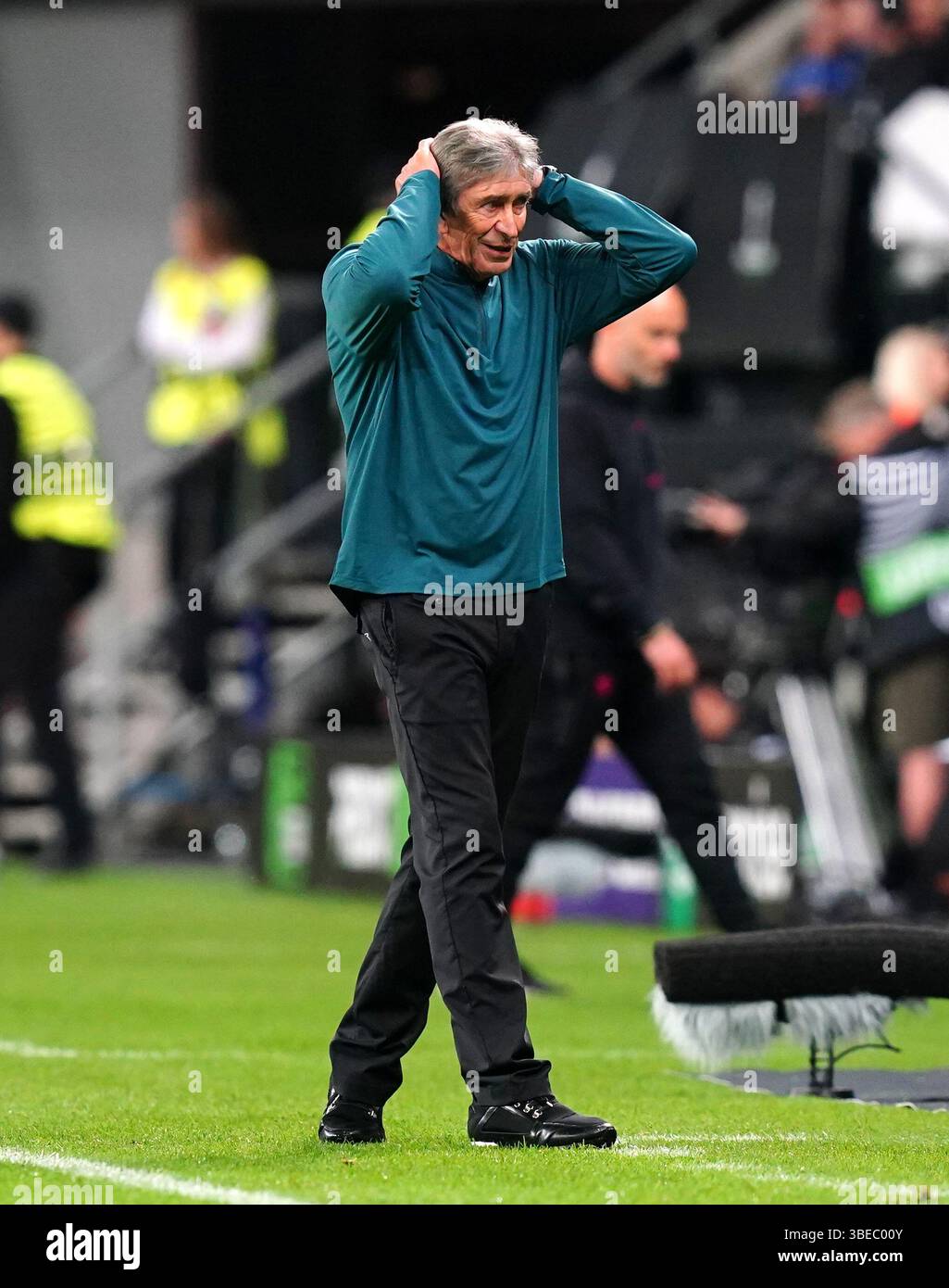Le manager du Real Betis Manuel Pellegrini réagit à une occasion manquée lors du match final de l'UEFA Conference League au Tarczynski Arena Wroclaw, en Pologne. Date de la photo : mercredi 28 mai 2025. Banque D'Images