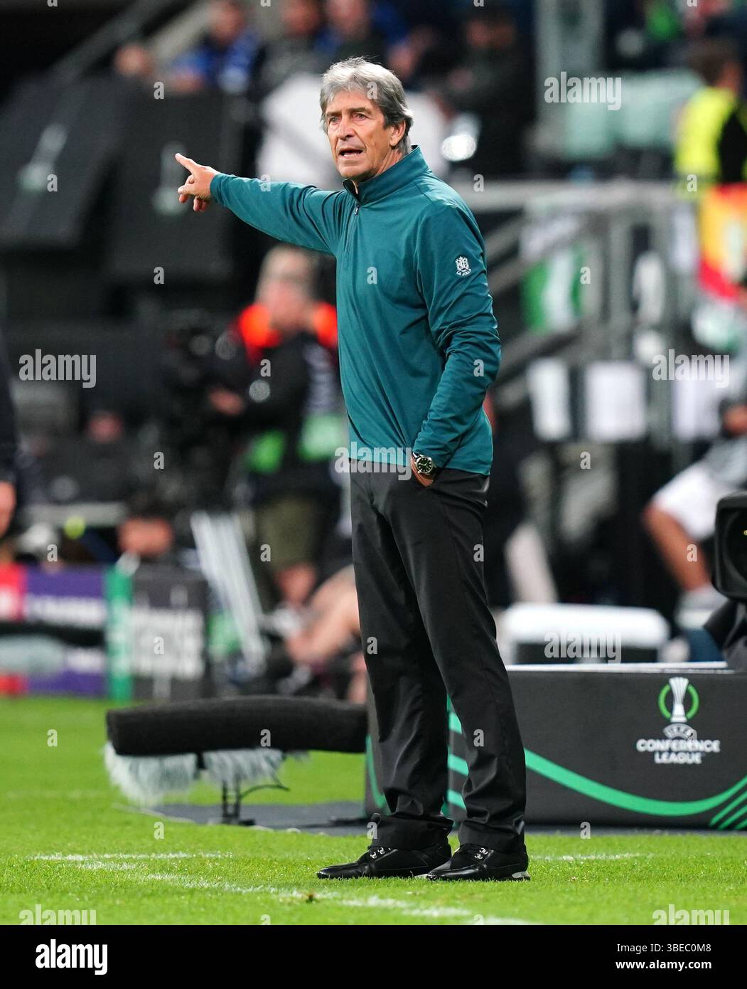 Manuel Pellegrini, manager du Real Betis, fait un geste sur la ligne de touche lors du match final de l'UEFA Conference League au Tarczynski Arena Wroclaw, en Pologne. Date de la photo : mercredi 28 mai 2025. Banque D'Images