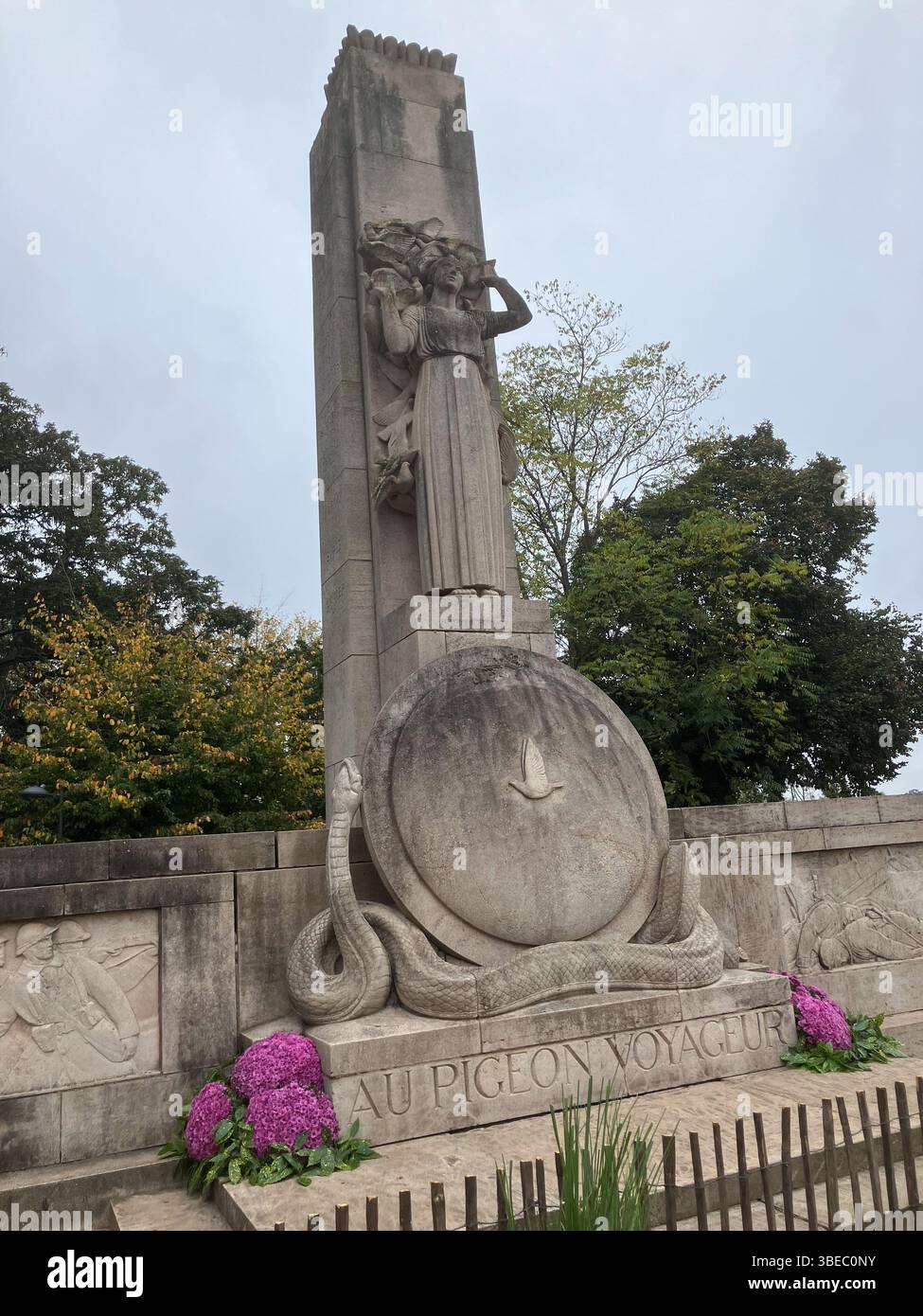 Monument aux pigeons voyageurs (mémorial de la première Guerre mondiale pour les pigeons messagers), à l'entrée du zoo, Lille, France - Image de stock capturée avec un smartphone