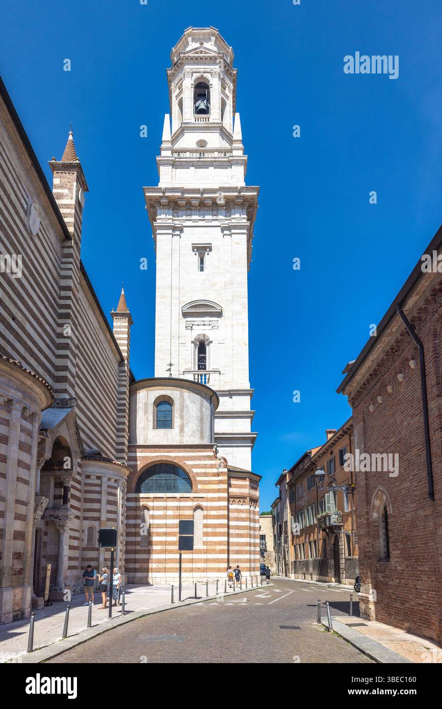 VÉRONE, ITALIE - 27 MAI 2024 : Cathédrale de Vérone Santa Maria Matricolare dans le centre historique. Banque D'Images