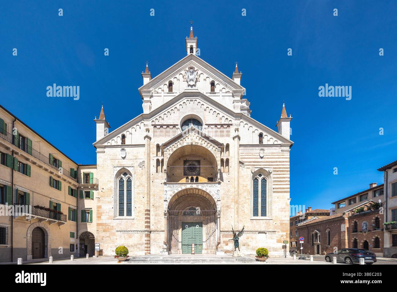 VÉRONE, ITALIE - 27 MAI 2024 : Cathédrale de Vérone Santa Maria Matricolare dans le centre historique. Banque D'Images