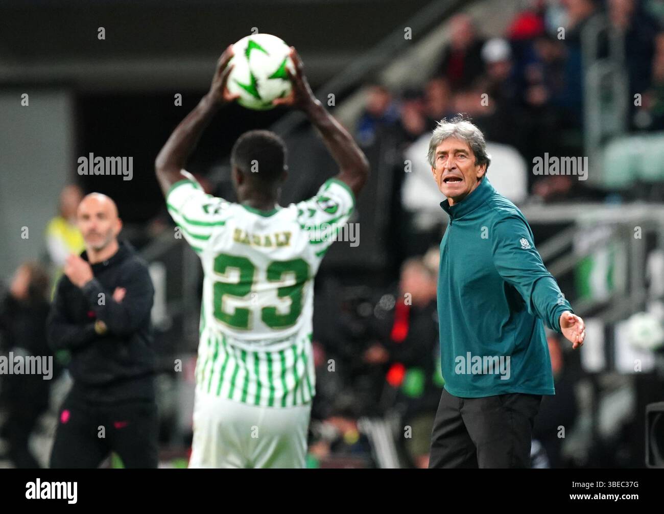Manuel Pellegrini, manager du Real Betis (à droite), fait des gestes sur la ligne de touche lors du match final de l'UEFA Conference League au Tarczynski Arena Wroclaw, en Pologne. Date de la photo : mercredi 28 mai 2025. Banque D'Images