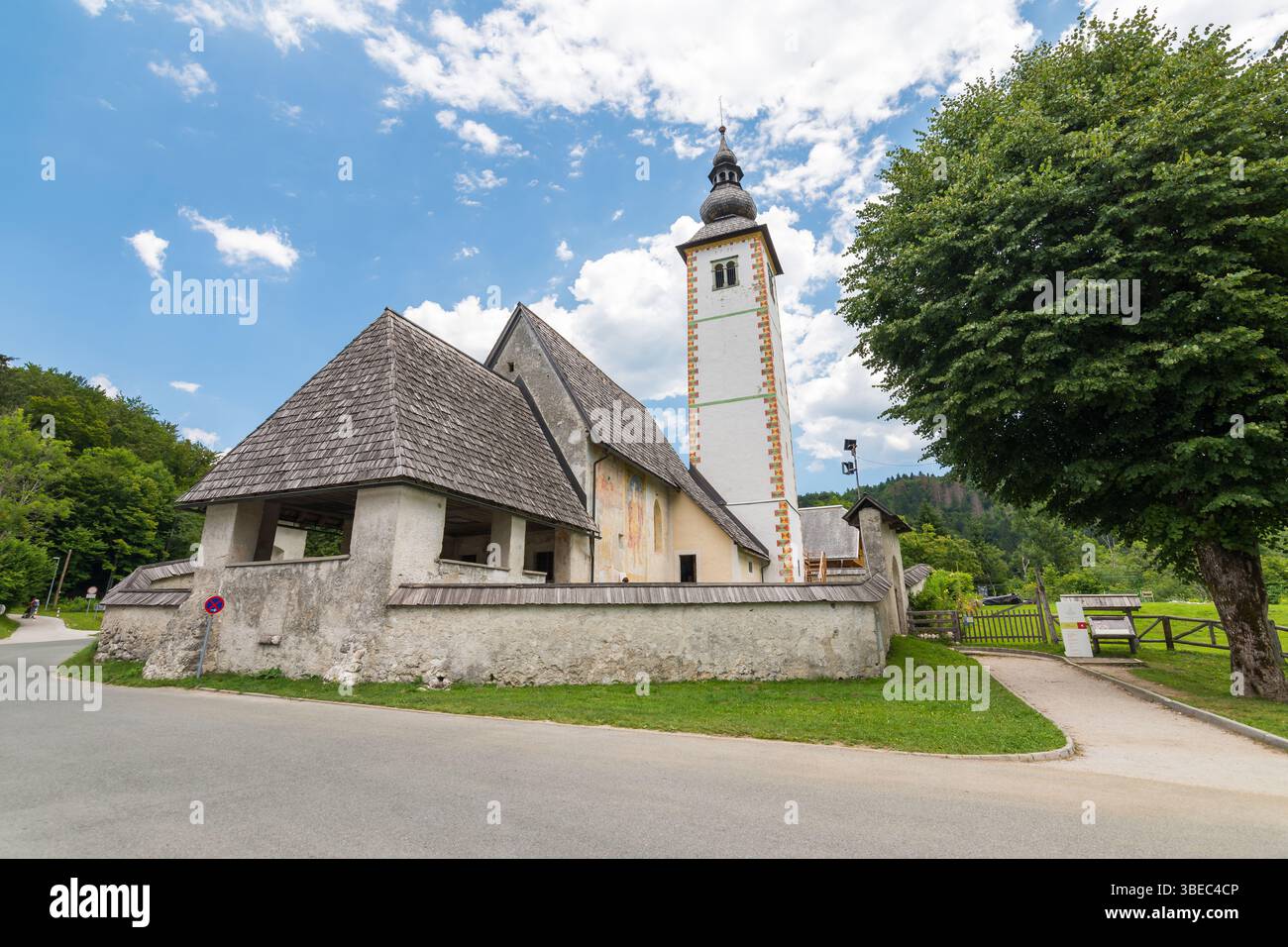 Église de Bohinj dans le village de Ribcev Laz. Ancien bâtiment ancien et historique. Banque D'Images