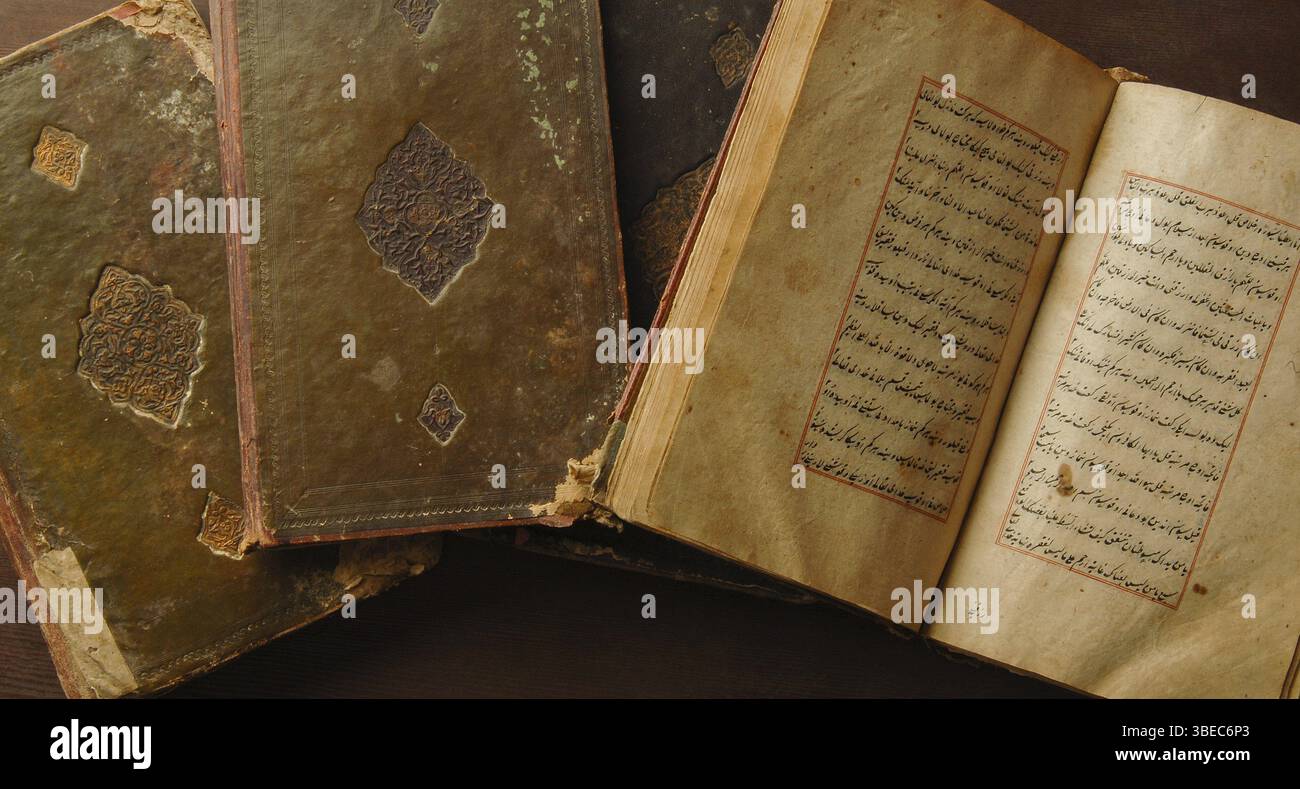 Pile de livres anciens ouverts en arabe. Anciens manuscrits et textes arabes. Vue de dessus Banque D'Images