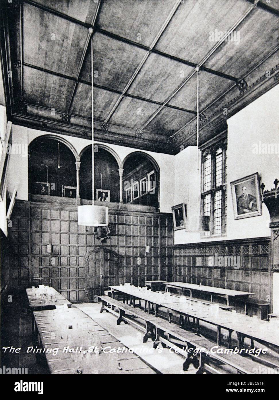 Carte postale vintage de la salle à manger du St Catherine's College, Cambridge, probablement au milieu du XXe siècle. Banque D'Images
