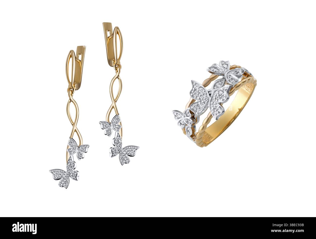 Un plan rapproché des boucles d'oreilles en or et de la bague avec des papillons en diamant isolés sur le fond blanc Banque D'Images