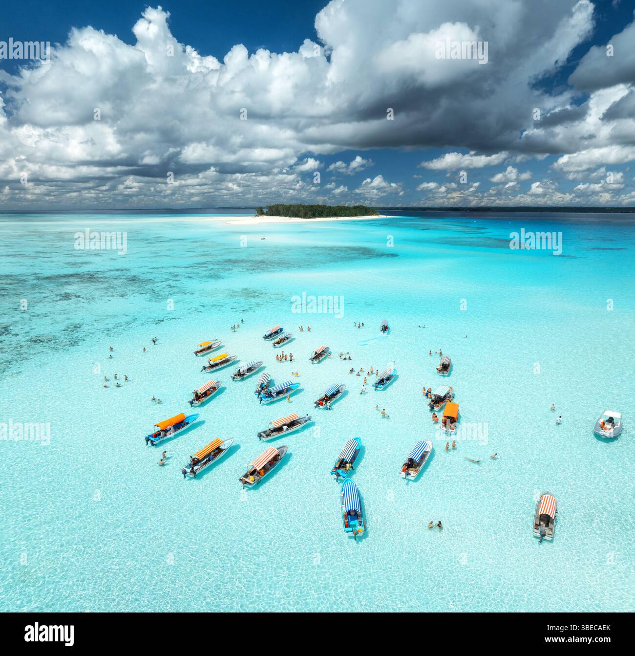 Vue aérienne de bateaux colorés et yachts dans l'eau claire sur la journée ensoleillée d'été. Île de Mnemba, Zanzibar. Vue de dessus du banc de sable à marée basse, mer bleue, baignade Banque D'Images