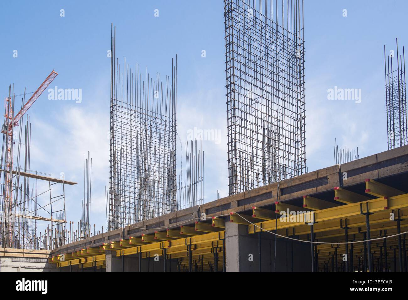 Structures en béton armé du bâtiment en construction. echafaudage et support. grue de chantier Banque D'Images