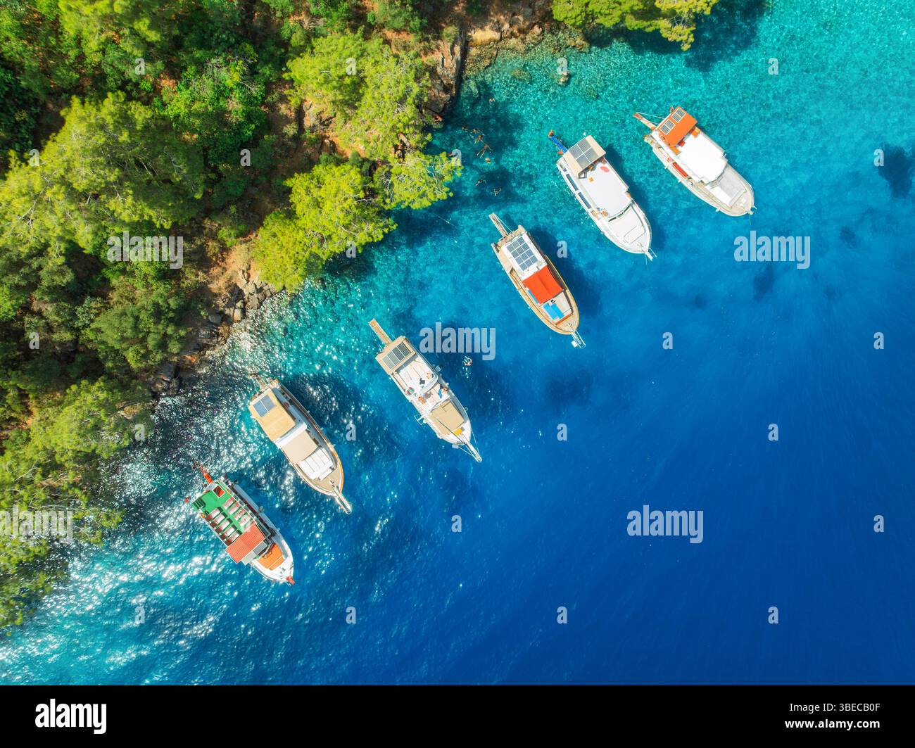Vue aérienne de beaux yachts et bateaux sur la mer à la journée ensoleillée d'été. Lagunes de Fethiye, Turquie. Vue de dessus de la baie, yachts de luxe, voiliers, bl clair Banque D'Images
