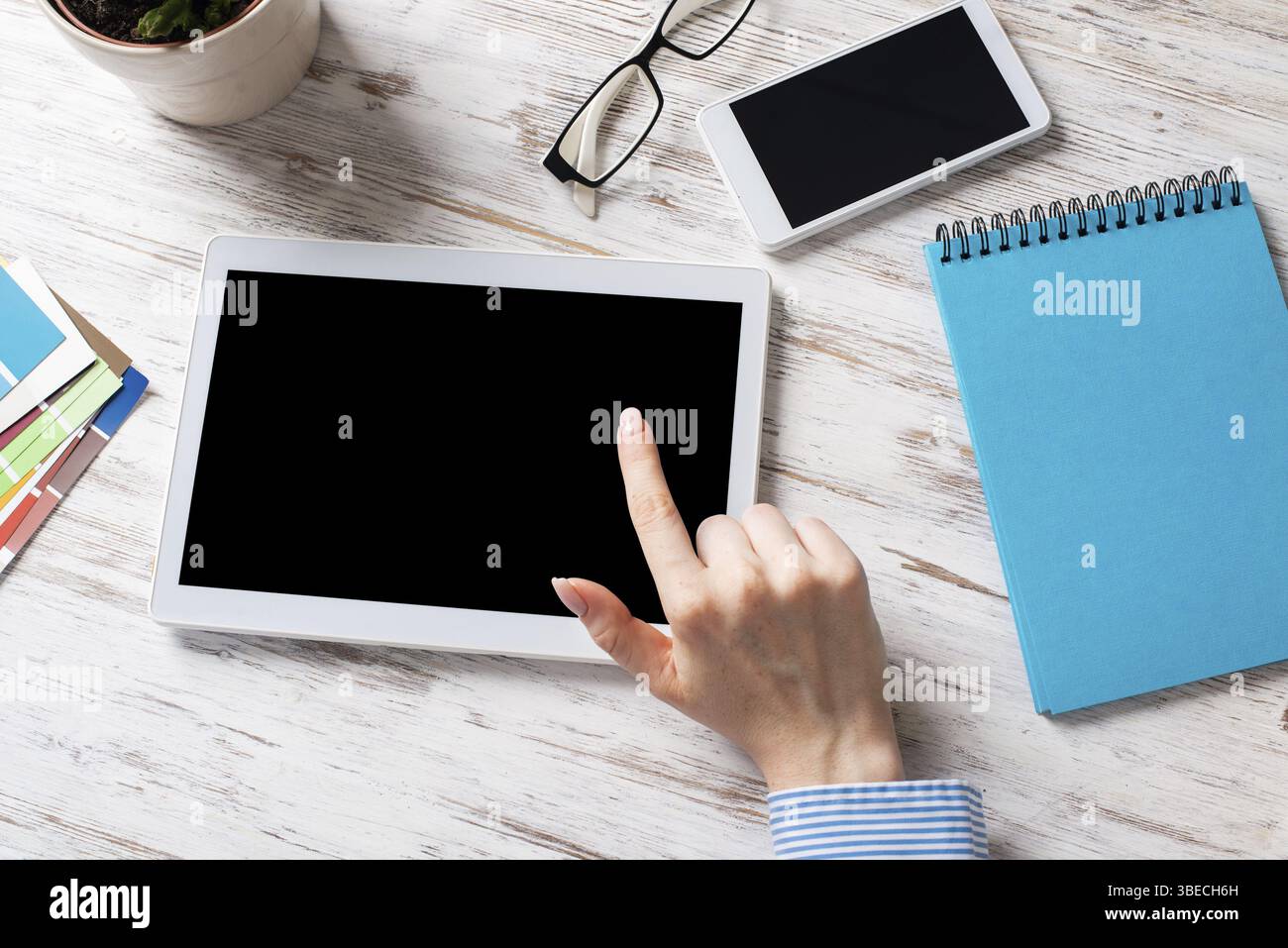 Femme d'affaires assise à un bureau avec ordinateur tablette. Les appareils intelligents mobiles dans les processus d'entreprise. Occupation des entreprises et innovation. Siège social w Banque D'Images