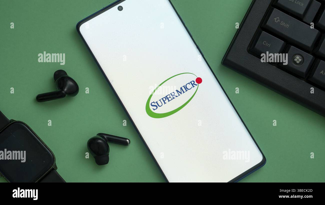 Logo Supermicro sur un écran de smartphone avec accessoires techniques Banque D'Images