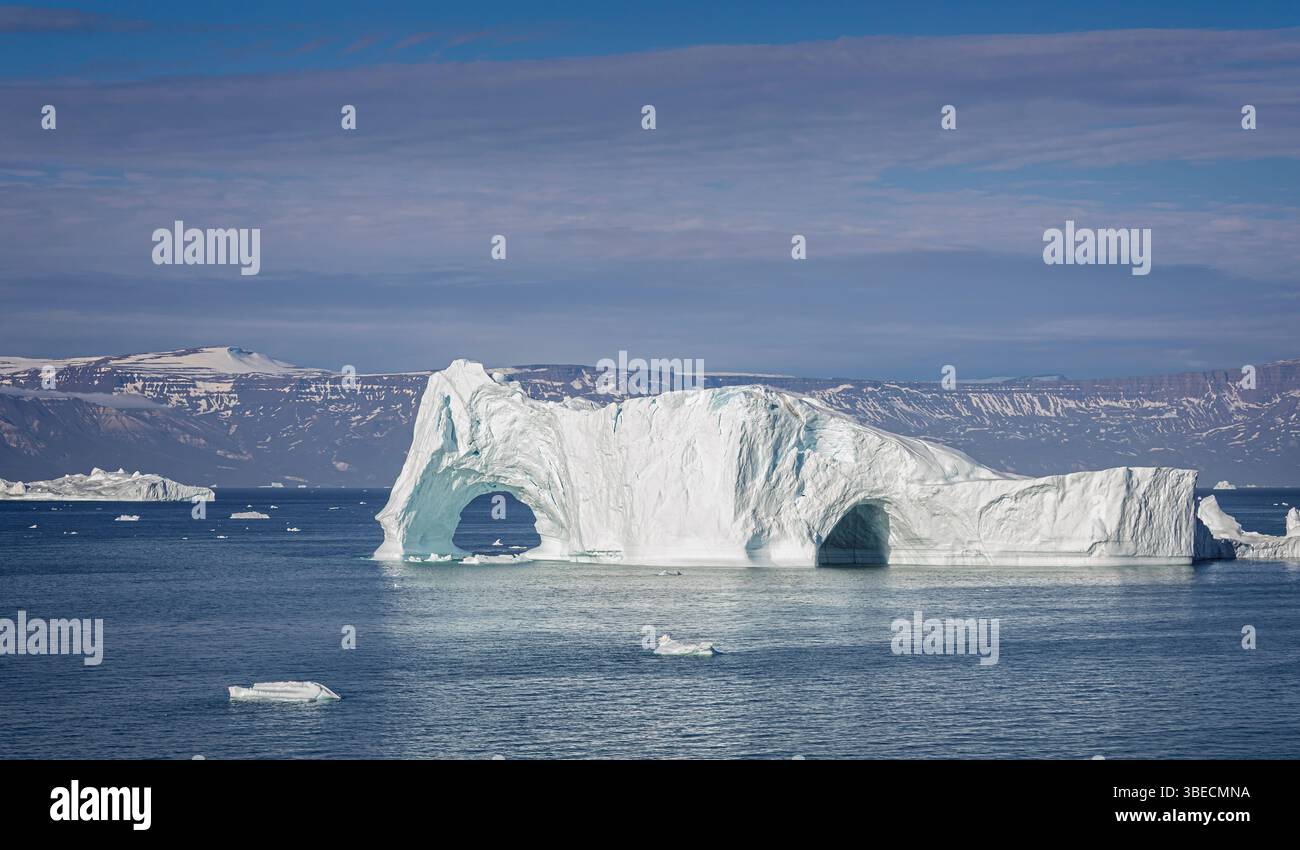 De grands iceberg wirh arches, dont une partie est tombée dans l'eau dans la baie de Disko, au Groenland Banque D'Images