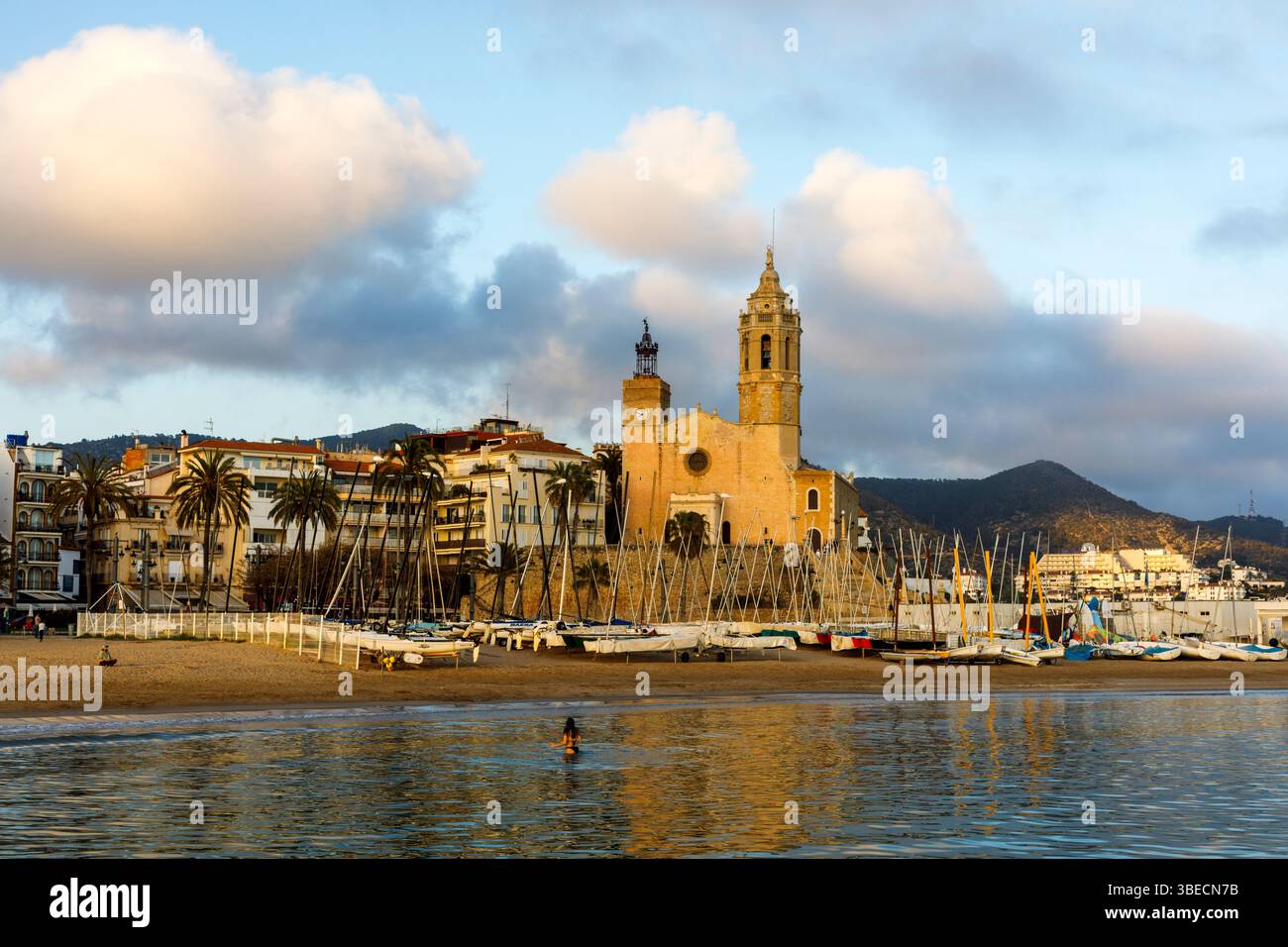 Espagne, Sitges, église de San Bartholomew et de Thecla au crépuscule Banque D'Images